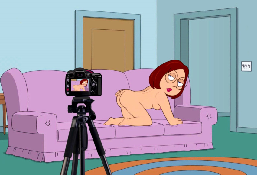 四つん這い お尻 乳房 カメラ 家族の男 メガネ メグ・グリフィン 乳首 ヌード 自撮り 太もも