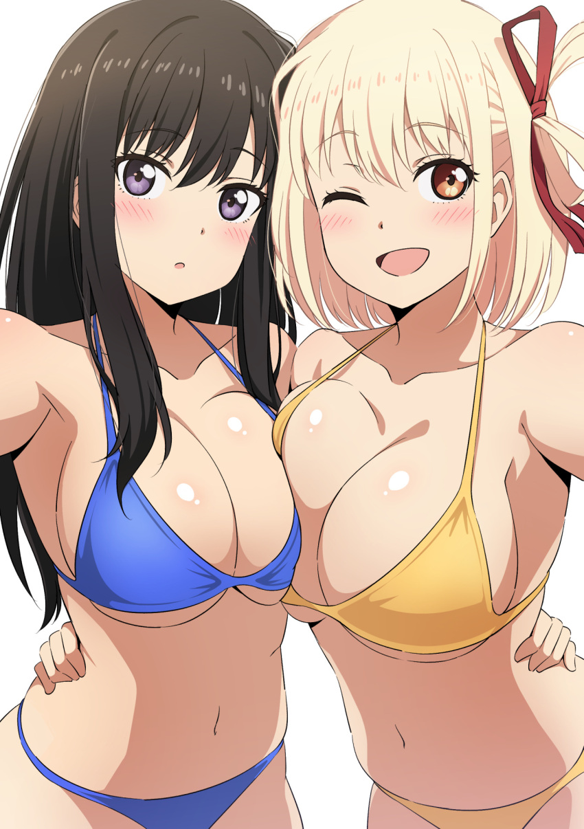 女の子2人 魅惑の巨乳 ビキニ 黒髪 金髪 赤面 胸 アイコンタクト 女性のみ 井上たきな 色白女性 色白ロングヘア 見つめる リコリス反動 壬生城錦木千里 片目閉じ 艶肌 ショートヘア 上半身