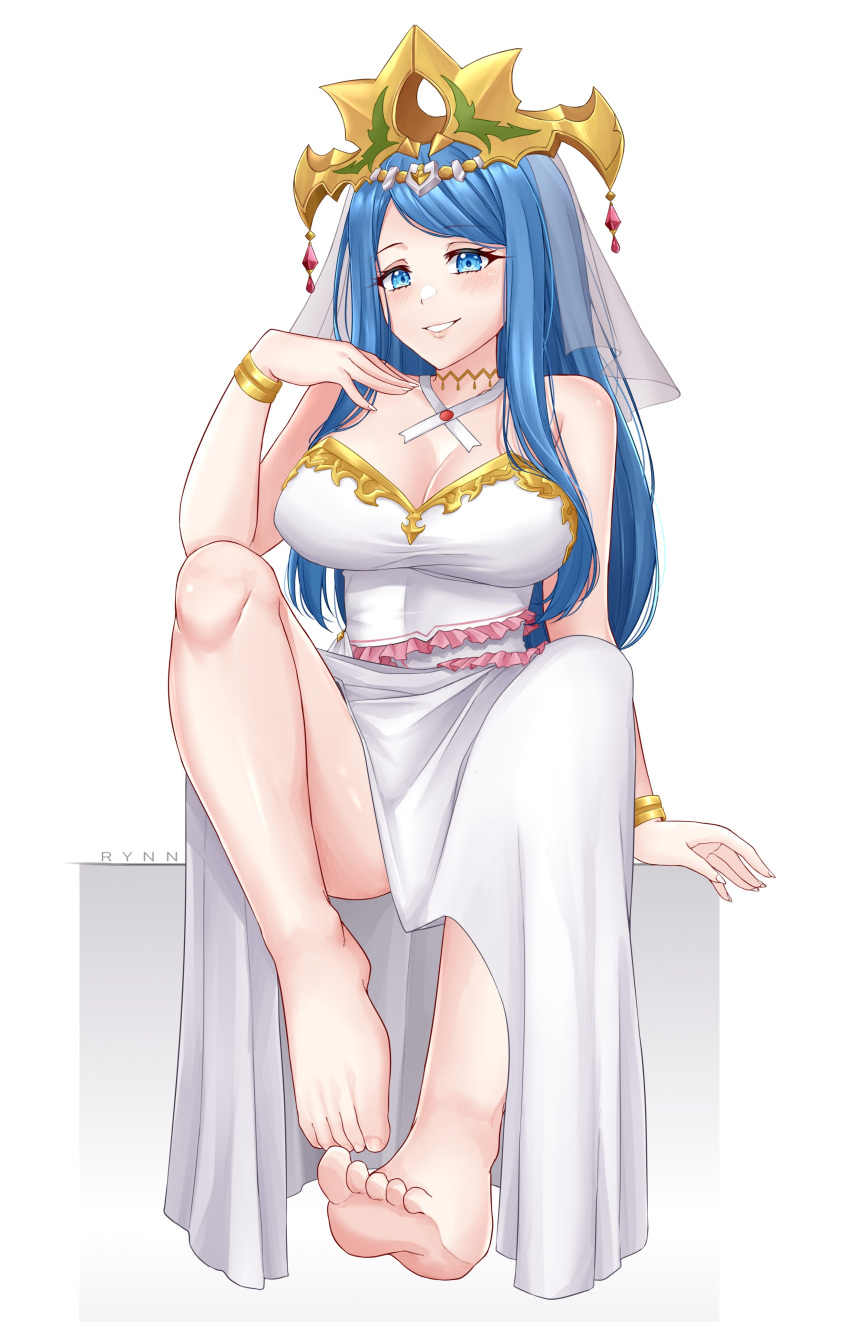 1女の子 1女の子 不条理な解像度 魅惑的な裸足 青い目 青い髪のブレスレット クラウン ドレス 足 ファイアーエンブレム ファイアーエンブレムエンゲージ 足の焦点 髪の飾り 高解像度のジュエリー 長い髪 見る人 ルメラ_(ファイアーエンブレム) 熟女 任天堂 リン_(ダークネスコアズ) シンプル_背景 座っている 笑顔 歯 透かし 白_背景 ホワイト_ドレス
